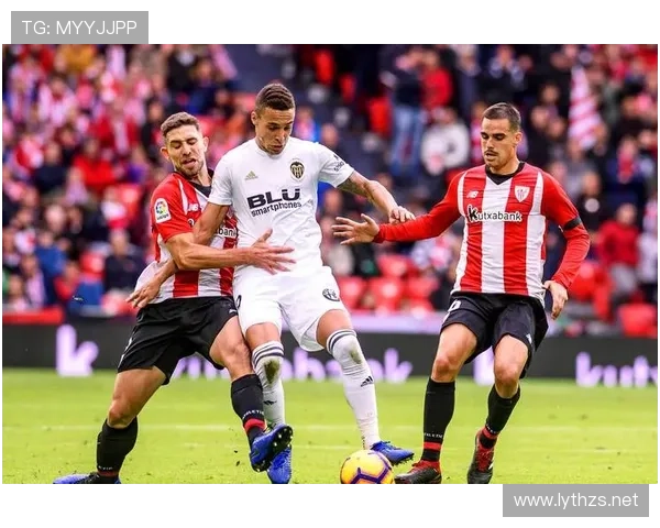 拜仁慕尼黑防守体系漏洞频出，当前赛季稳定性面临考验，对竞争格局带来变化