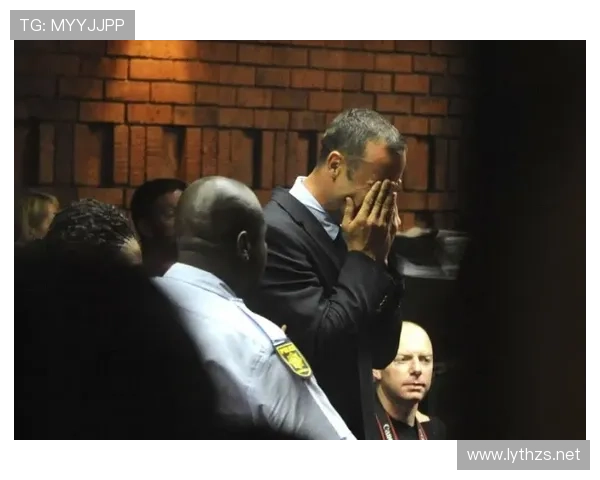 奥斯卡·皮斯托瑞斯居然能同时和两辆跑车合影，这生活也太豪横了吧！